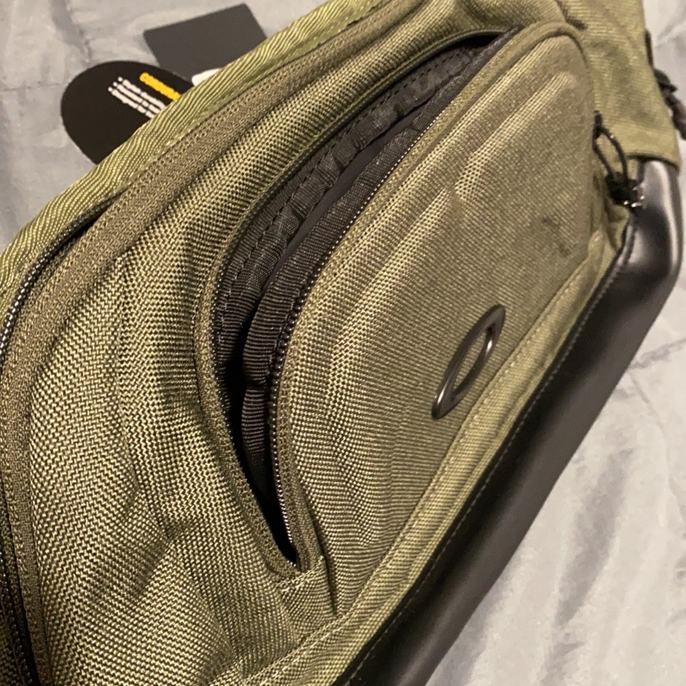 *NWT* Oakley Icon Belt Bag One-Arm Body Sling Bag - Picture 12 of 12